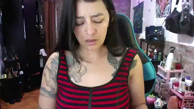 Snapshot of AngelaQueen_ chatting on June 2026 06:51:01 PM AngelaQueen online show from June 2026 06:51:01 PM