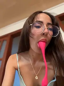 Snapshot of lauravasquez chatting on December 2024 07:10:01 PM lauravasquez online show from December 2024 07:10:01 PM