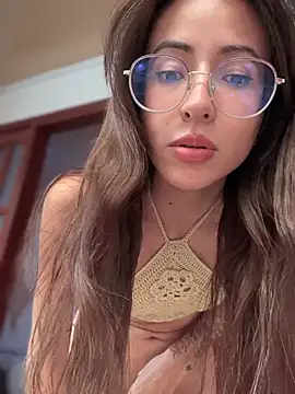 Snapshot of lauravasquez chatting on February 2025 05:31:02 PM lauravasquez online show from February 2025 05:31:02 PM