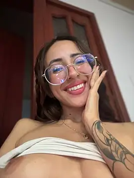 Snapshot of lauravasquez chatting on March 2025 04:43:02 PM lauravasquez online show from March 2025 04:43:02 PM