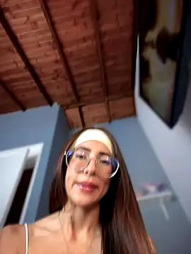 Snapshot of lauravasquez chatting on October 2025 03:02:01 PM lauravasquez online show from October 2025 03:02:01 PM