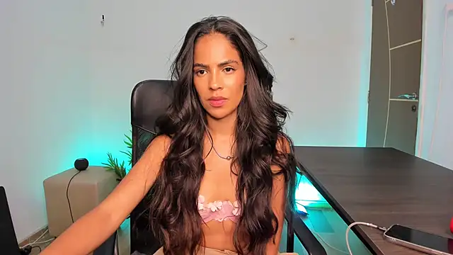 Snapshot of camille-rose chatting on February 2025 08:58:02 PM camille-rose online show from February 2025 08:58:02 PM