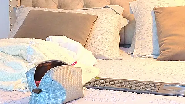 KeryHillson online show from November 2025 12:13:01 PM