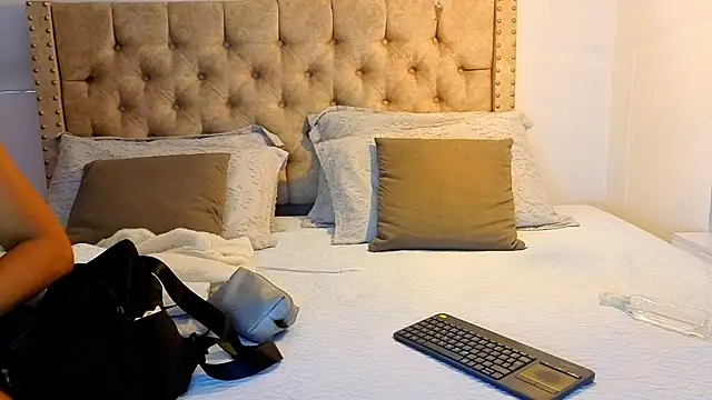 KeryHillson online show from December 2025 12:02:02 PM