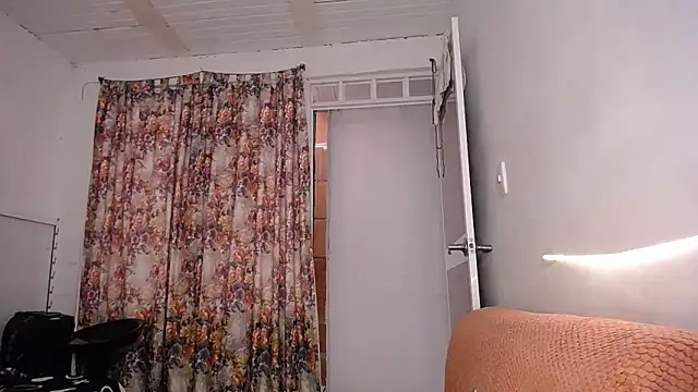 yselahot online show from October 2025 04:16:01 PM