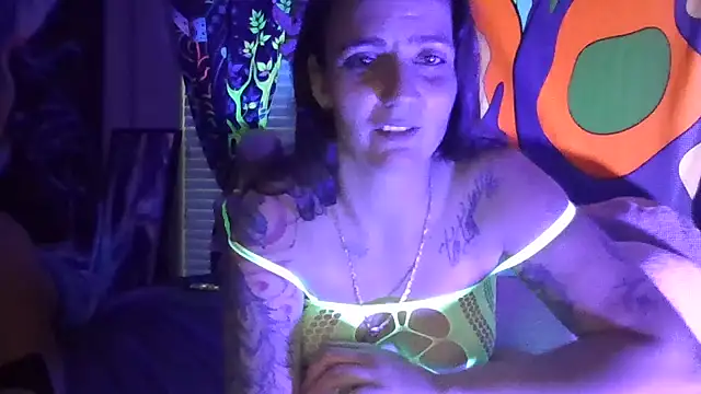 Snapshot of Emma-Rae chatting on February 2025 12:00:02 PM Emma-Rae online show from February 2025 12:00:02 PM