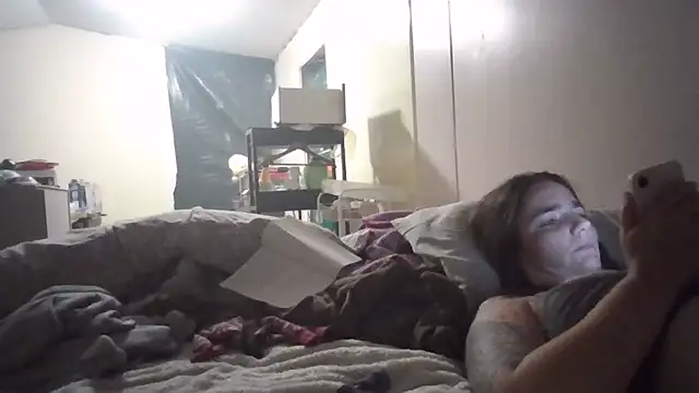 Snapshot of Emma-Rae chatting on April 2026 06:25:01 AM Emma-Rae online show from April 2026 06:25:01 AM