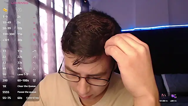 andrewmhilton  online show from September 2025 10:02:02 PM