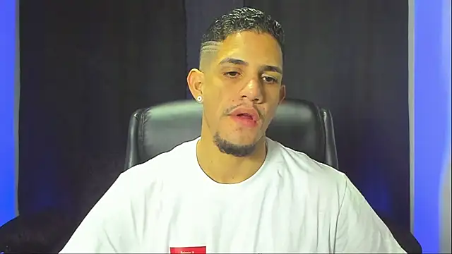 jhonnysnow17 online show from December 2025 06:12:02 AM