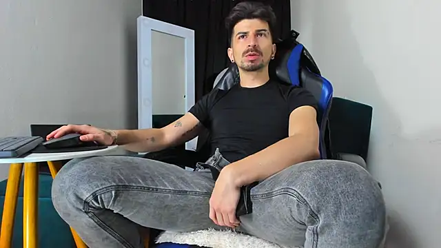 Snapshot of LiamCossio_ chatting on January 2025 06:42:01 AM LiamCossio  online show from January 2025 06:42:01 AM