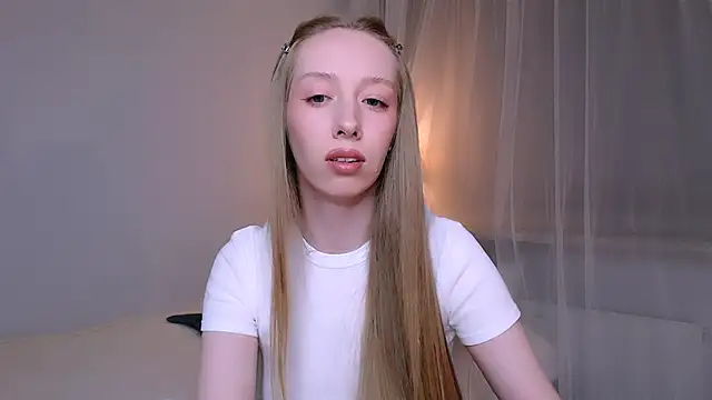 Luna insniity online show from April 2026 09:39:01 PM