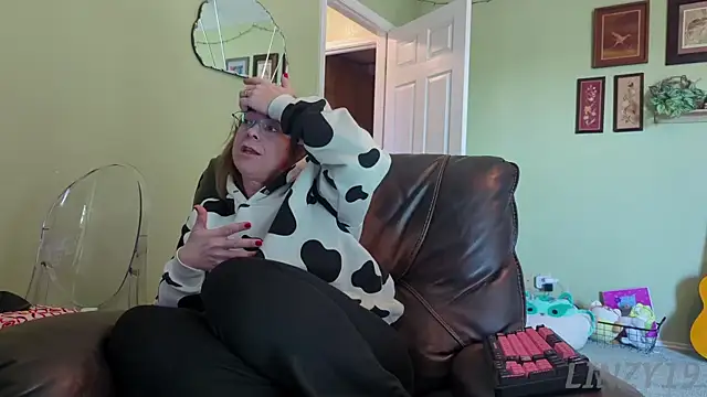 Linzy 19 online show from November 2025 05:02:02 PM