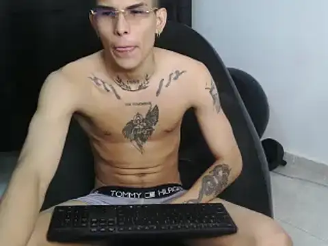 Snapshot of hot_king20 chatting on February 2025 03:45:02 AM hot king20 online show from February 2025 03:45:02 AM