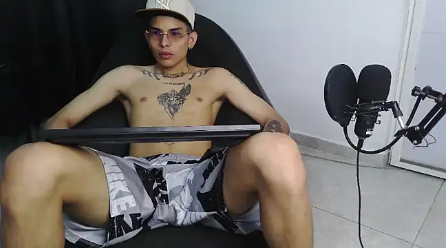 Snapshot of hot_king20 chatting on February 2025 06:42:01 PM hot king20 online show from February 2025 06:42:01 PM