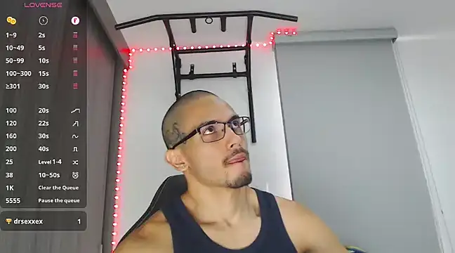 russthiago online show from February 2025 03:00:01 PM