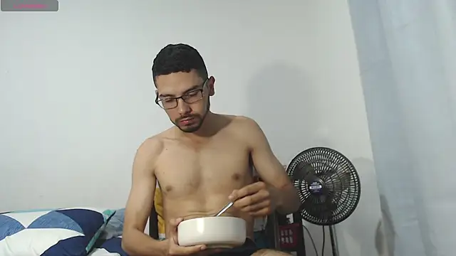 Snapshot of russthiago chatting on January 2026 01:37:02 PM russthiago online show from January 2026 01:37:02 PM