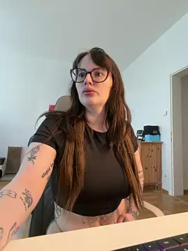 Snapshot of Mona-Peaches chatting on May 2026 07:47:02 AM Mona-Peaches online show from May 2026 07:47:02 AM