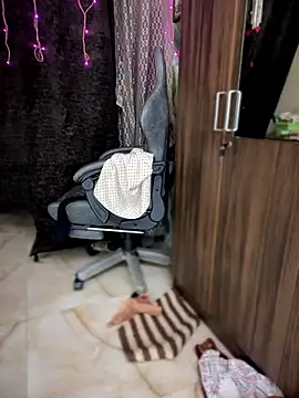 Snapshot of PARI_Hun chatting on December 2024 07:25:01 AM PARI Hun online show from December 2024 07:25:01 AM