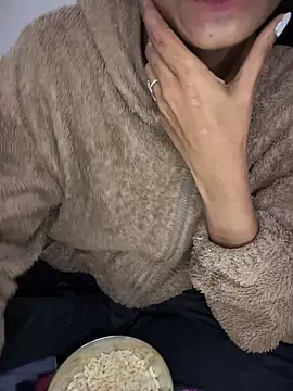 Snapshot of PARI_Hun chatting on December 2024 11:26:02 PM PARI Hun online show from December 2024 11:26:02 PM