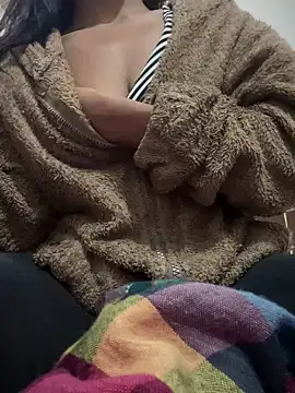 Snapshot of PARI_Hun chatting on December 2024 03:11:02 AM PARI Hun online show from December 2024 03:11:02 AM