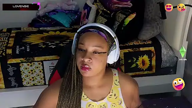 Snapshot of temptressbeauty24 chatting on February 2025 11:04:01 PM temptressbeauty24 online show from February 2025 11:04:01 PM