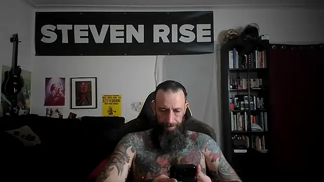 Snapshot of StevenRiseNYC chatting on April 2026 01:45:01 AM StevenRiseNYC online show from April 2026 01:45:01 AM