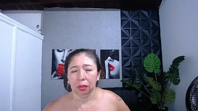 Valentinaa mature online show from May 2026 10:40:01 PM